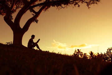 氢氧化钠为什么不能储存在带了磨口玻璃塞试剂瓶