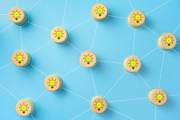 性格强势的女生适合和什么样类型的男孩子谈恋爱？