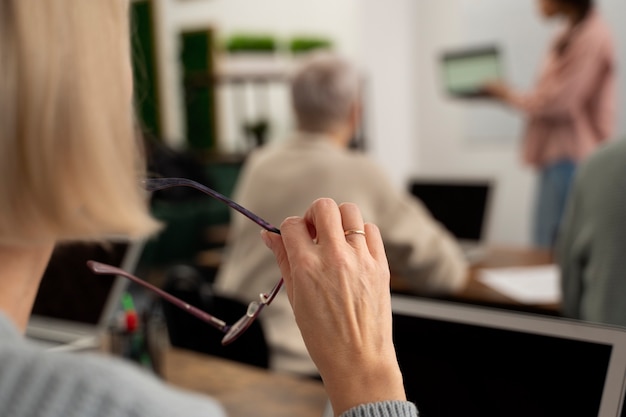 性格强势的女生适合和什么样类型的男孩子谈恋爱？